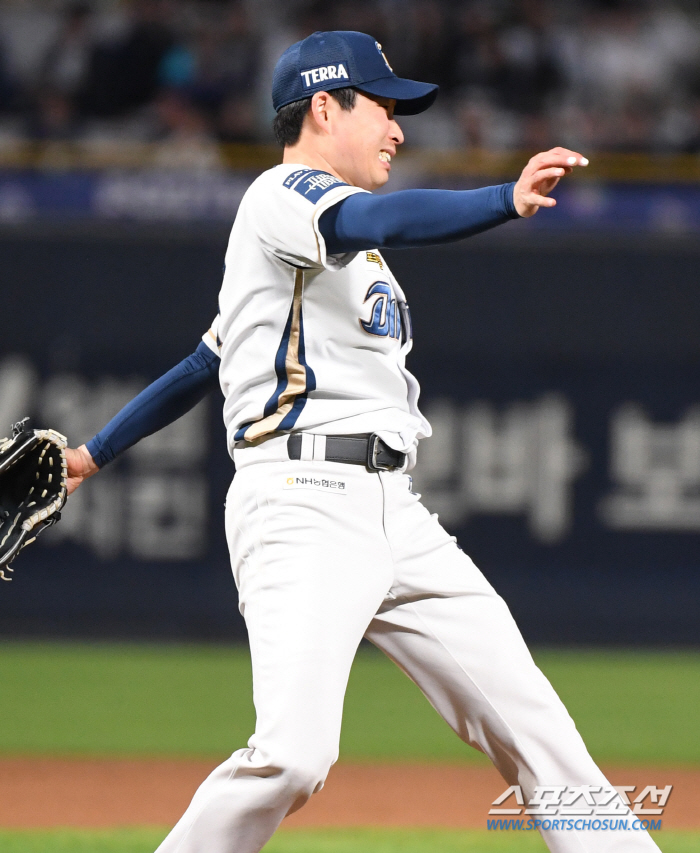 골절 의심될 정도의 아찔한 순간, 끝까지 1루에 공 던진 이재학의 투혼,…