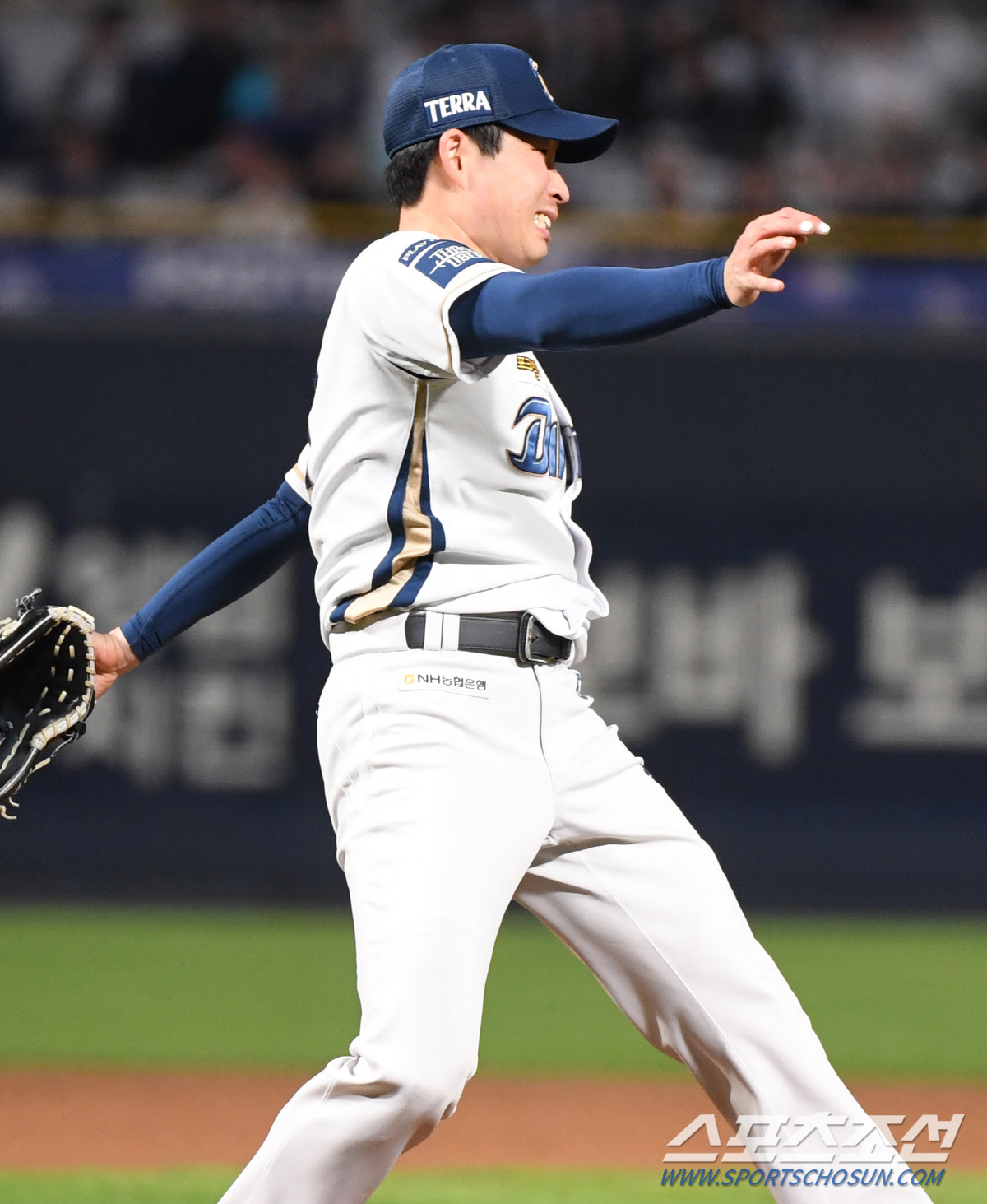 골절 의심될 정도의 아찔한 순간, 끝까지 1루에 공 던진 이재학의 투혼,…