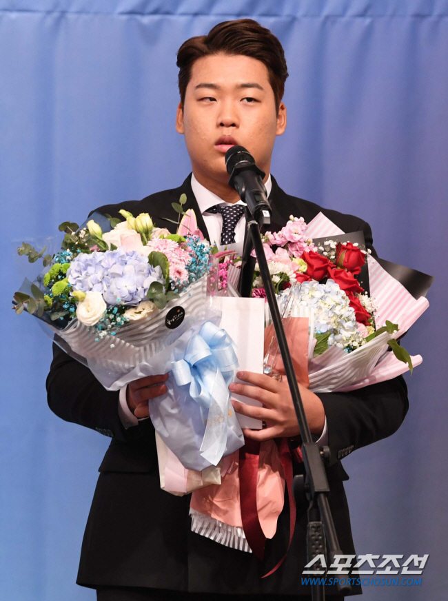 연봉 47.3%삭감→세리머니死→느슨한 송구→공황장애→AG금메달→부상 아웃…