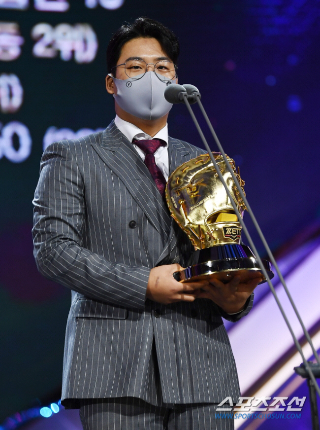 연봉 47.3%삭감→세리머니死→느슨한 송구→공황장애→AG금메달→부상 아웃…