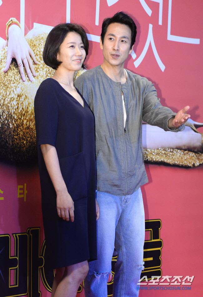 "전혜진, 이선균 혐의에 실신 수준 쇼크…아들들 위해 버티는 중" [종합…