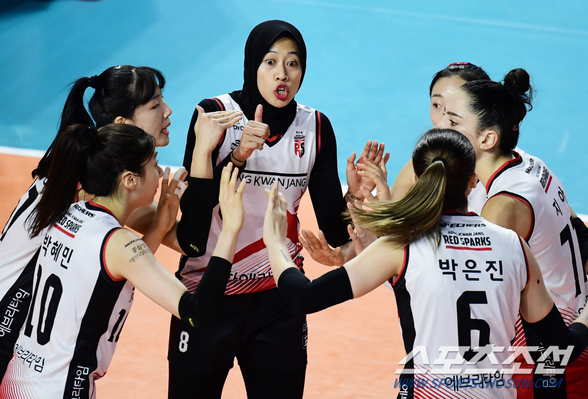메가-지아 VS 김연경-옐레나…정관장, 쌍포 싸움 압도했다 '흥국생명 첫…