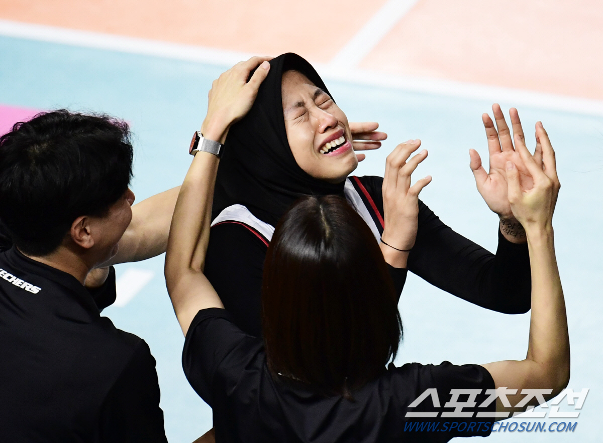 메가-지아 VS 김연경-옐레나…정관장, 쌍포 싸움 압도했다 '흥국생명 첫…