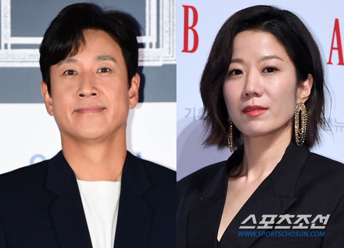 이선균 마약 파문에 전혜진 "실신 수준 쇼크... 두 아들 위해 버티는 …