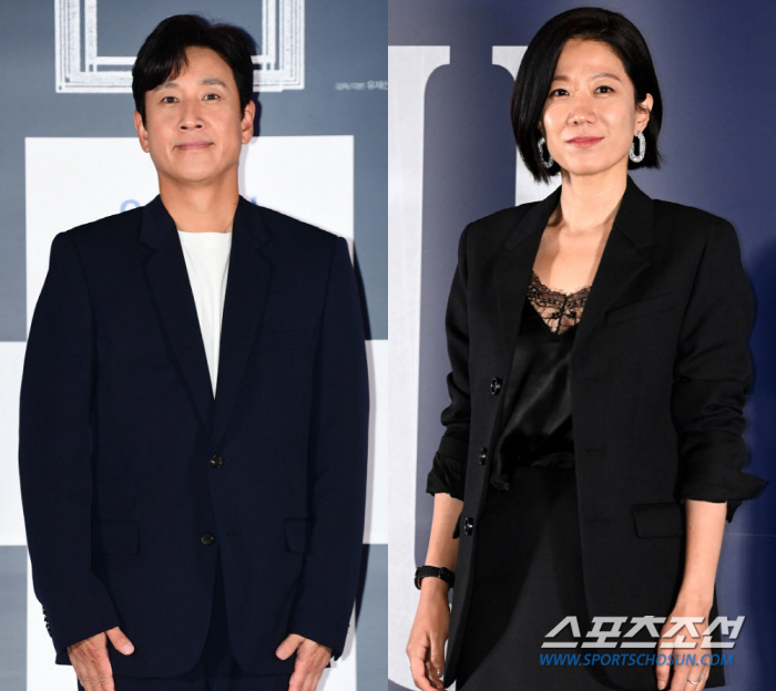 이선균 마약 파문에 전혜진 "실신 수준 쇼크... 두 아들 위해 버티는 …