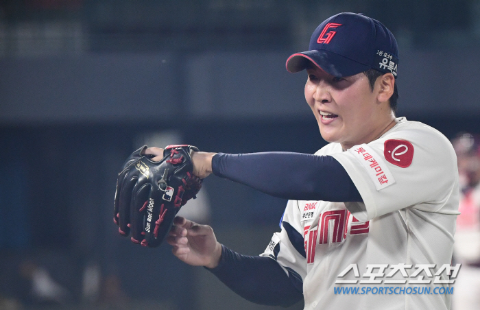 "아빠처럼 푸근한 느낌" 두산→롯데 거친 홀드왕, '근육 빵빵' 22세 …