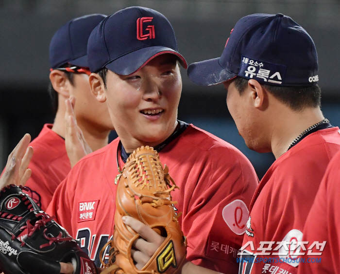 "아빠처럼 푸근한 느낌" 두산→롯데 거친 홀드왕, '근육 빵빵' 22세 …