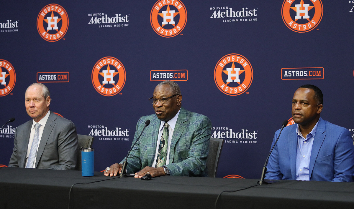 베이커 감독(가운데)의 은퇴 기자회견에서 짐 크레인 휴스턴 구단주(왼쪽)와 다나 브라운 단장이 양 옆에 자리하고 있다. AFP연합뉴스