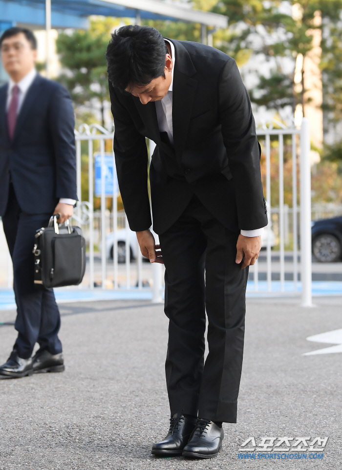 고개 숙인 이선균 "불미스러운 일에 연루 죄송"..가족 이야기에 '울먹'…