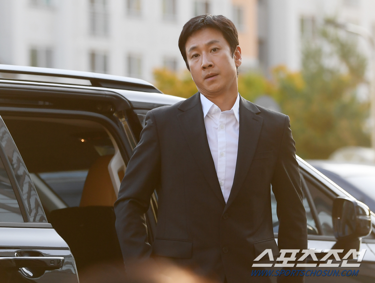 '왜 그랬을까?’ 거듭 고개 숙인 이선균이 경찰서 앞에서 남긴 말