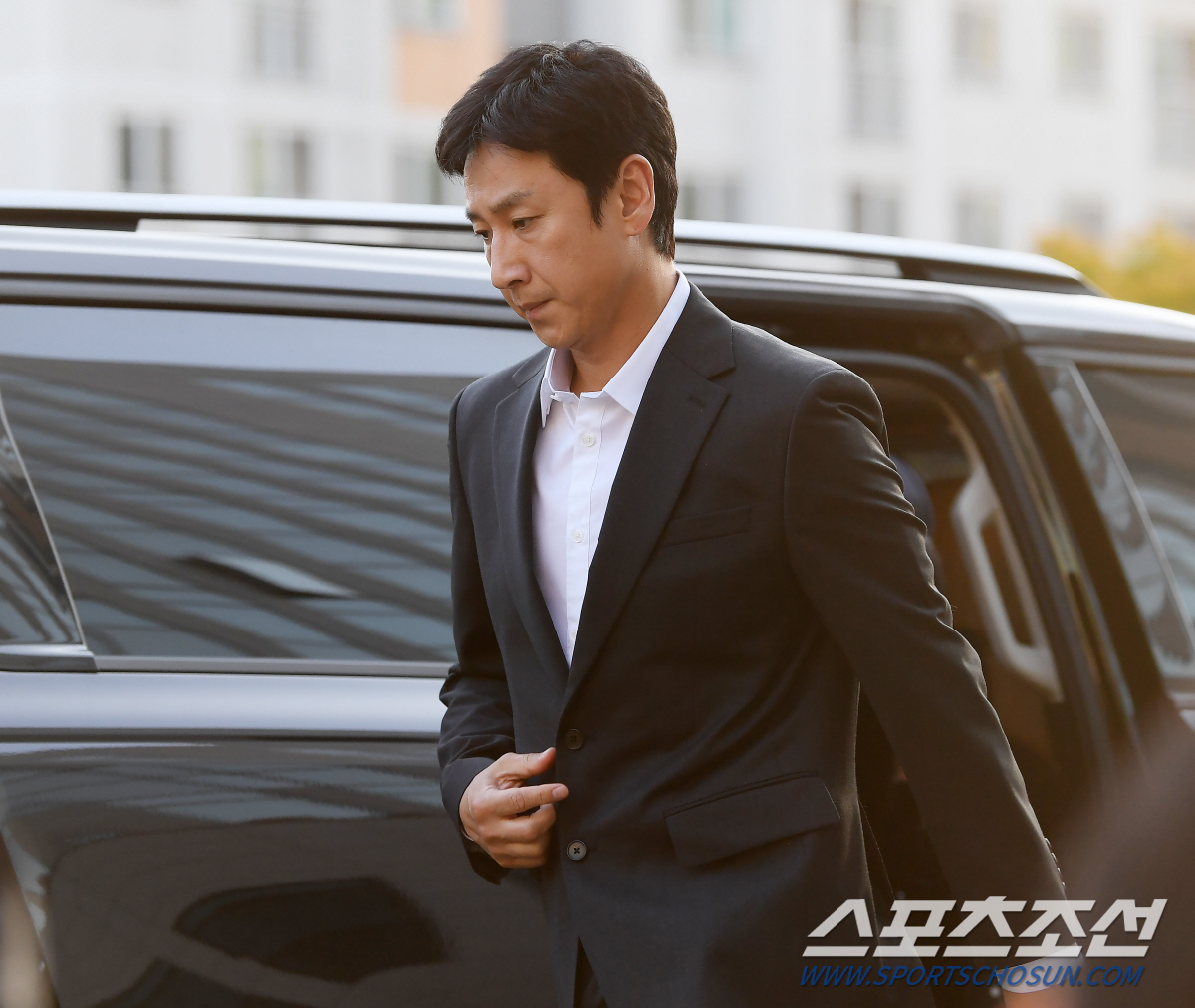 '왜 그랬을까?’ 거듭 고개 숙인 이선균이 경찰서 앞에서 남긴 말