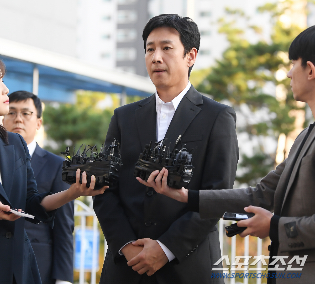 '네 차례 고개숙인' 이선균, 가족 이야기엔 '울먹'…혐의 질문엔 '침묵…