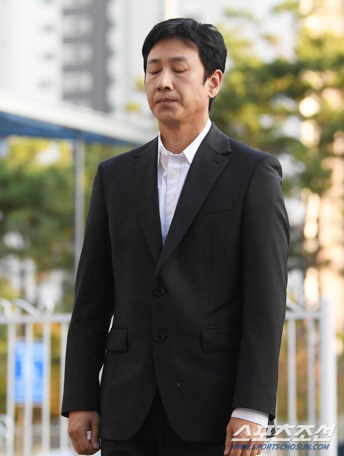 '네 차례 고개숙인' 이선균, 가족 이야기엔 '울먹'…혐의 질문엔 '침묵…