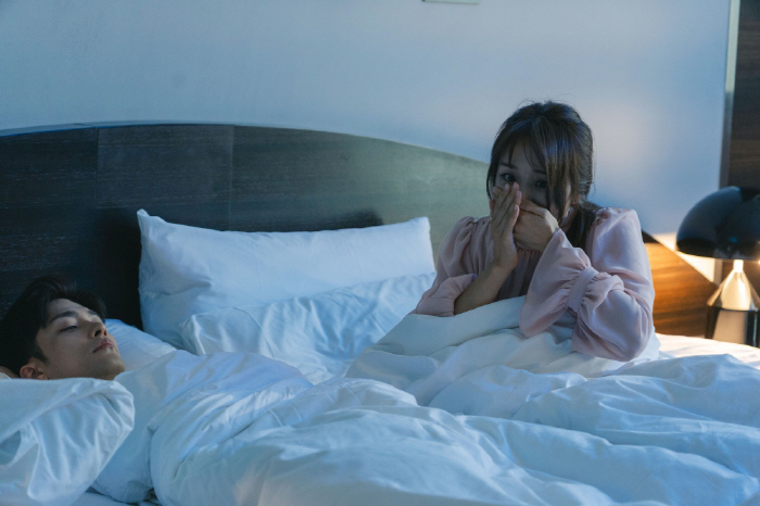 성훈-정유민, 한 침대서 아찔한 첫날밤…어쩌다 같이 호텔로?('완결혼')