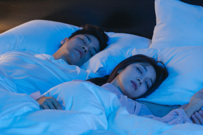 성훈-정유민, 한 침대서 아찔한 첫날밤…어쩌다 같이 호텔로?('완결혼')