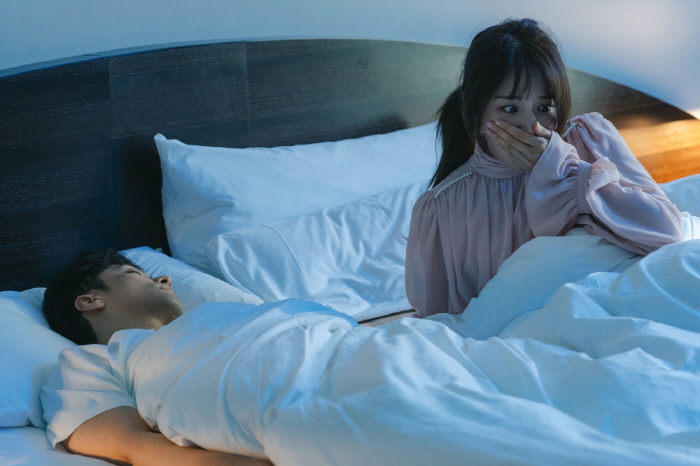 성훈-정유민, 한 침대서 아찔한 첫날밤…어쩌다 같이 호텔로?('완결혼')