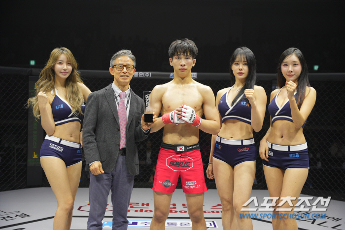 정우문 원장, 승리한 최은석에게 트로피 시상[로드FC]