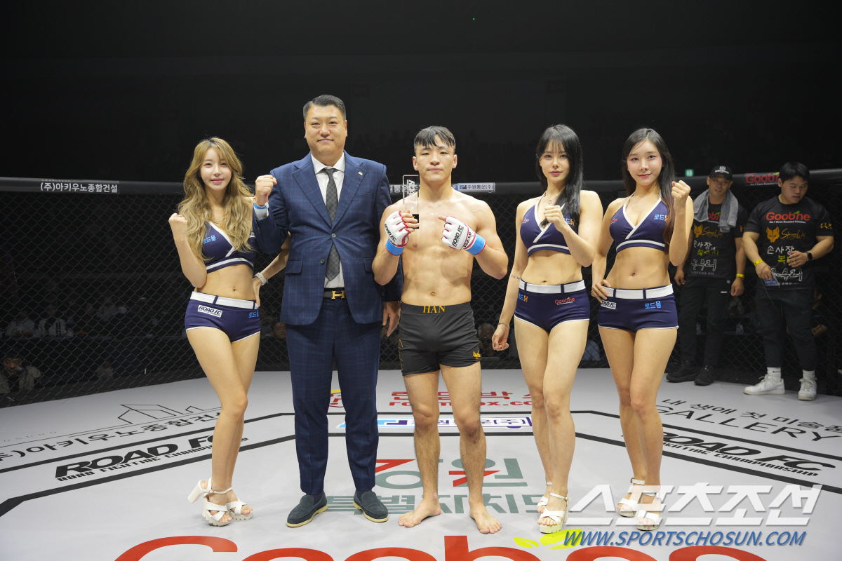 최홍준 안양 대회장, 승리한 한민형에게 트로피 시상[로드FC]