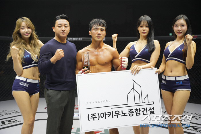 아키우노 종합건설 박준혁 회장, 승리한 박재성에게 트로피 시상[로드FC]