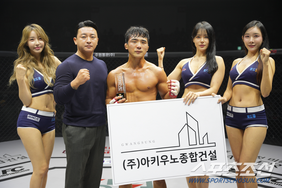 아키우노 종합건설 박준혁 회장, 승리한 박재성에게 트로피 시상[로드FC]
