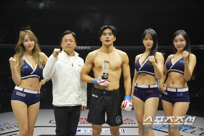 강원도의회 김기홍 부의장, 승리한 김산에게 트로피 시상[로드FC]