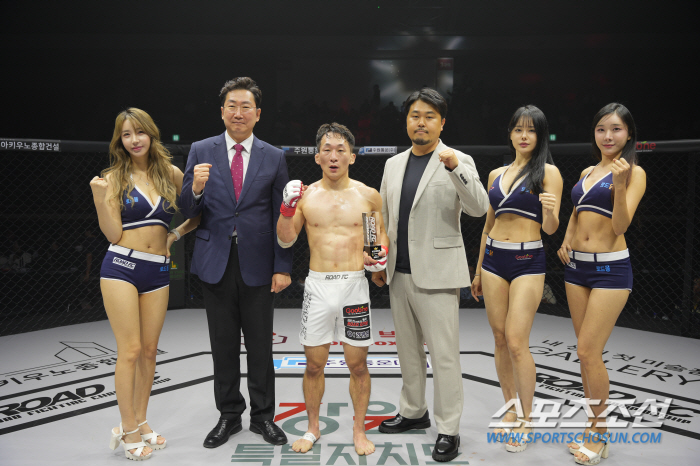 원강수 원주시장, 서덕호 로드FC 대표, 승리한 유재남에게 트로피 시상[…