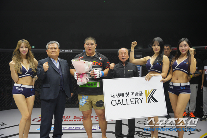 갤러리K 김성훈 단장, 이재용 원주시의장, 승리한 김명환에게 트로피 시상…