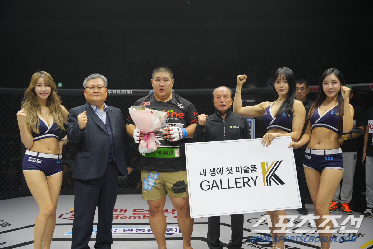 갤러리K 김성훈 단장, 이재용 원주시의장, 승리한 김명환에게 트로피 시상…