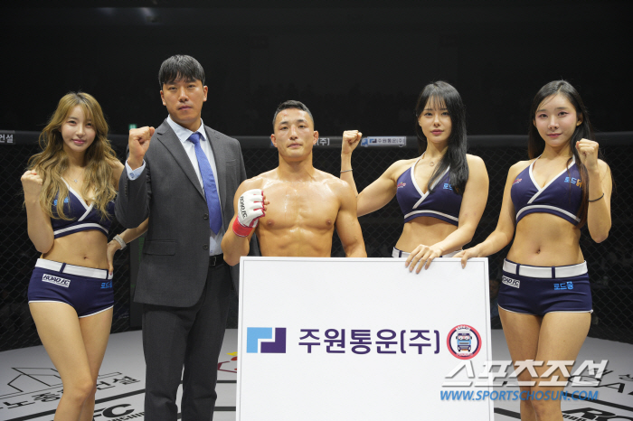 주원통운 최병성 부장, 승리한 양지용에게 트로피 시상[로드FC]