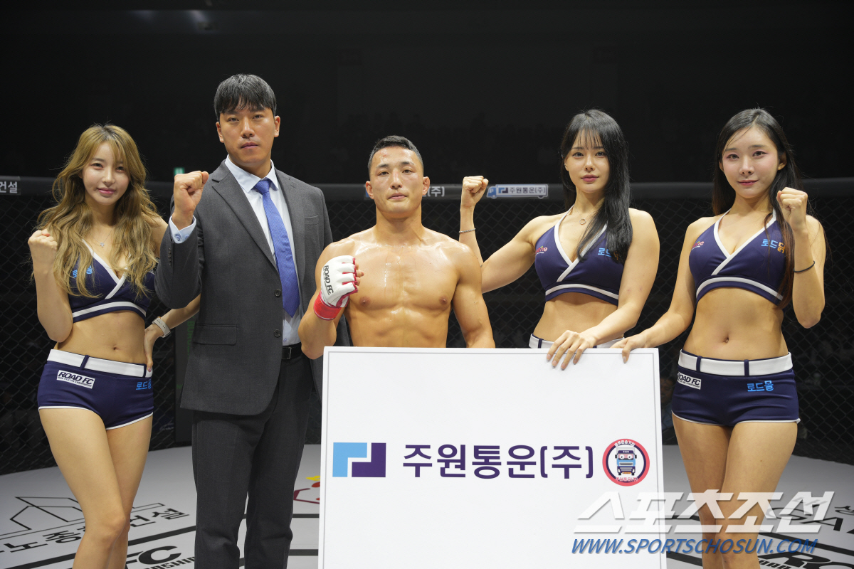 주원통운 최병성 부장, 승리한 양지용에게 트로피 시상[로드FC]