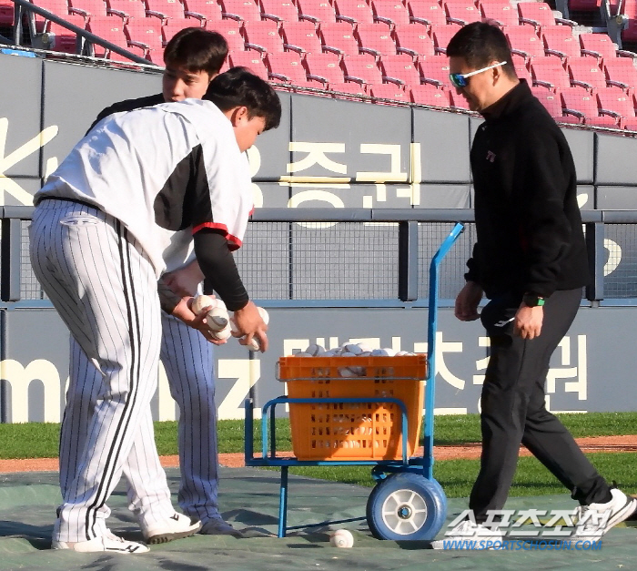 '마음씨 착한 잠실 빅보이' 이재원은 훈련 끝난 뒤에도 분주히 움직였다