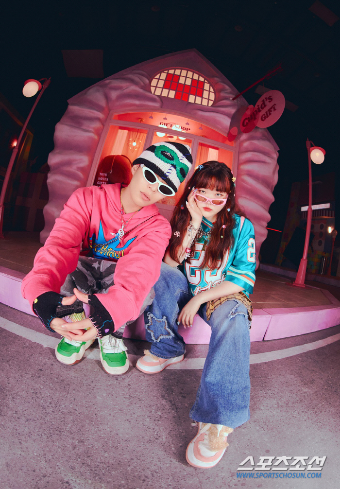 AKMU, 역시 '믿고 듣는 아티스트'…멜론 일간 차트 53일 연속 1위…