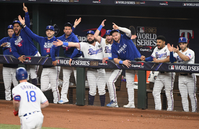 'KBO 우승자' 켈리가 해냈다! 월드시리즈 7이닝 1실점 역투! 애리조…