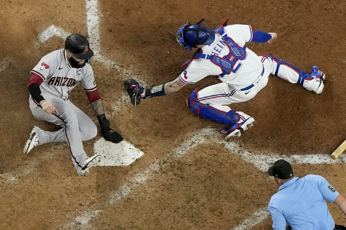 'KBO 우승자' 켈리가 해냈다! 월드시리즈 7이닝 1실점 역투! 애리조…