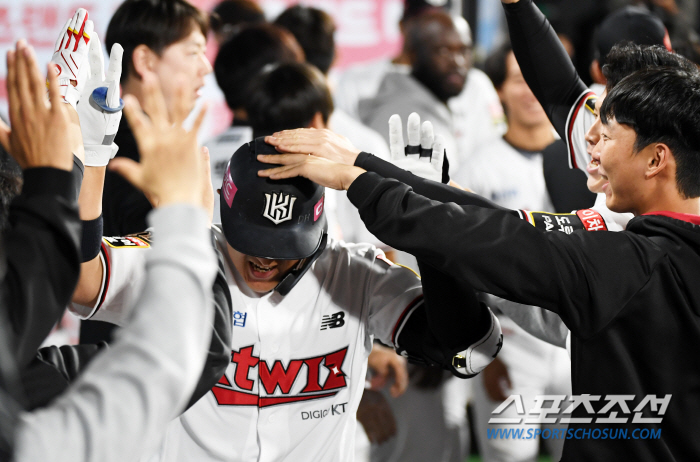 '한달 꼴찌→2위 기적' VS '꼴찌 후보→4위→PO 기적' 29년만에 …
