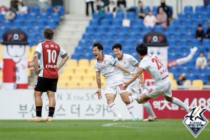 [현장리뷰]'최준→라마스 골' 부산 승격 보인다, 최다 관중 앞 '천적'…