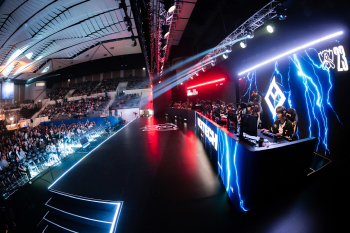 [롤드컵] 8강부터 3번 맞붙는 LCK-LPL, 누가 웃을 수 있을까?