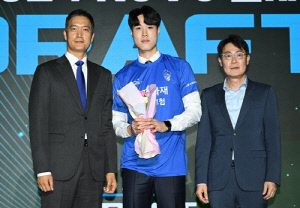 이윤수, 남자배구 1순위로 삼성화재행…김형근은 2순위 우리카드(종합)