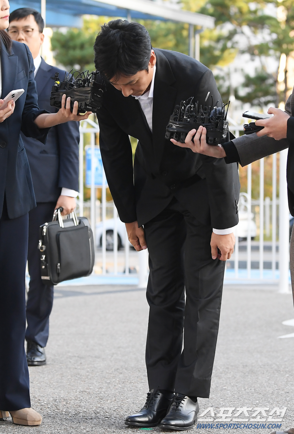 [종합] 이선균, '마약혐의' 진술거부…경찰 "구속영장 검토"
