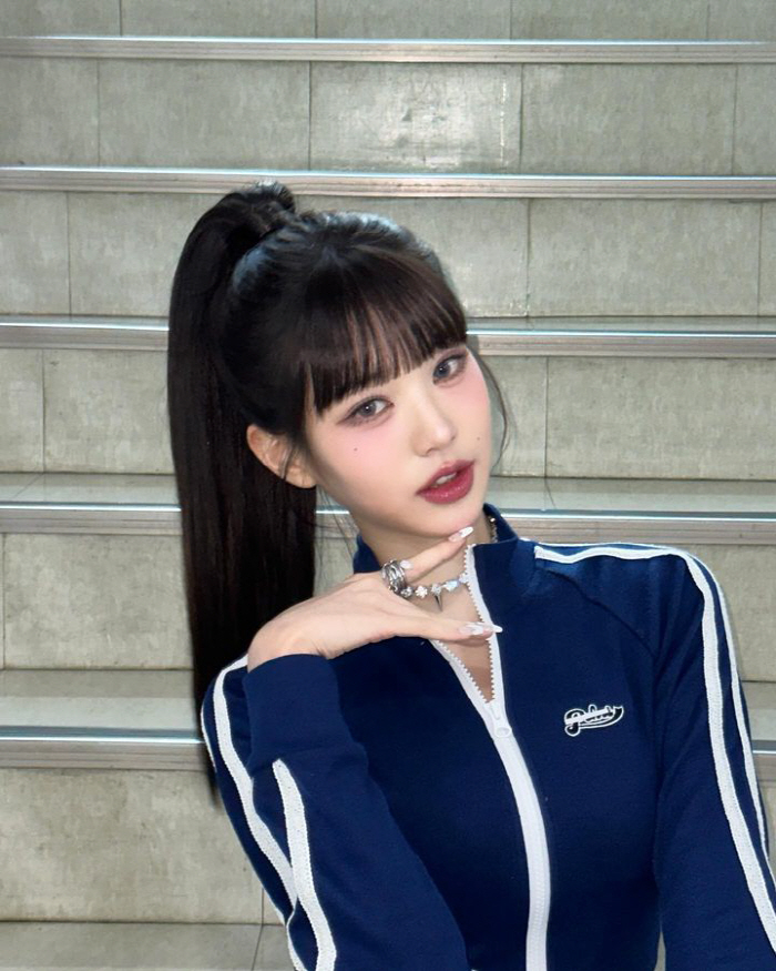 "AI로 만든듯한 완벽 비주얼"…장원영, 배경이 안보이는 인형 미모에 '…