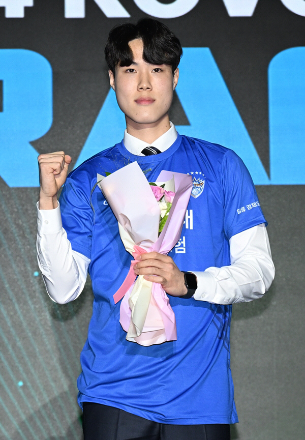 '얼리 전성시대' 삼성화재, 1% 기적까지 뚫고 경기대 2학년 OH 이윤…