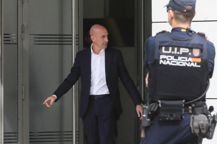 [오피셜]FIFA, 루비알레스 전 스페인축구협회장에 3년 자격정지 징계