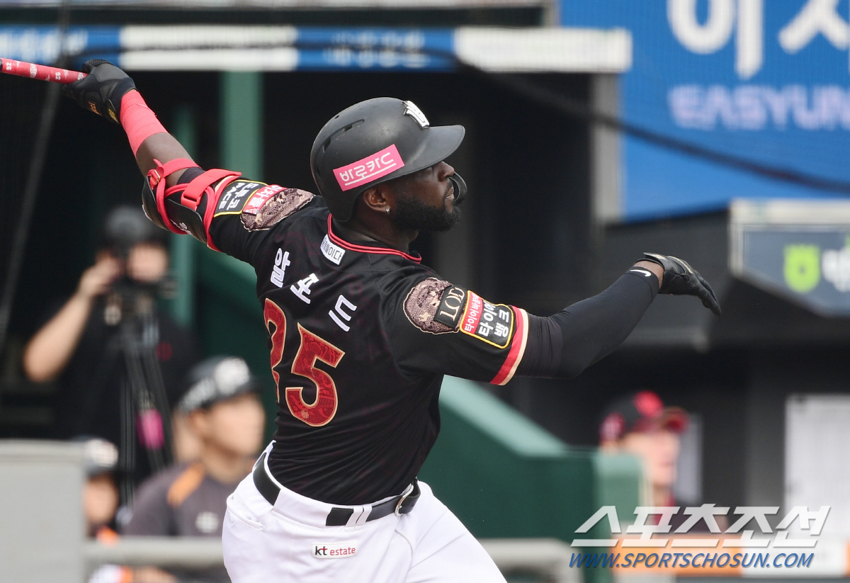 "한국투수보다 페디가 더 편해" 타율 0.625, 2홈런. 20승 최강 …