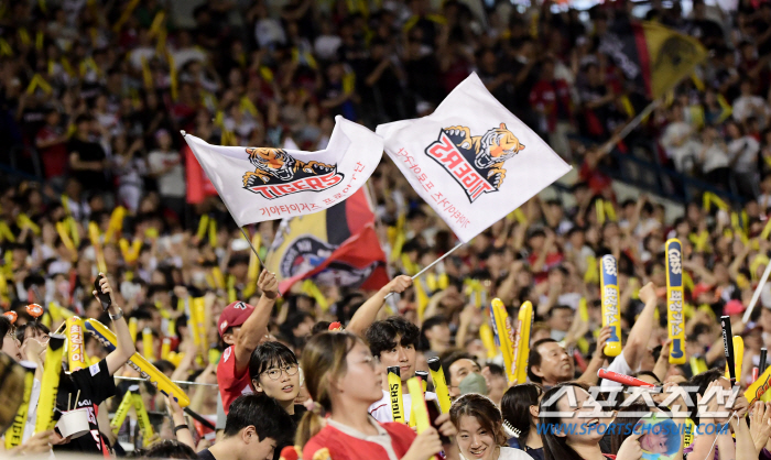 MLB 서울시리즈→KBO 바로 개막, 800만 관중으로 부활한 흥행력, …