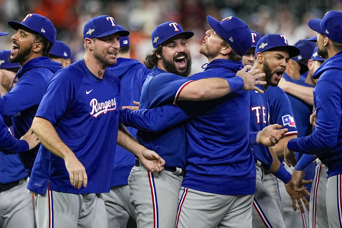 슈어저 등 텍사스 선수들이 지난 24일(한국시각) ALCS 7차전을 승리하며 월드시리즈 진출을 확정한 뒤 기뻐하고 있다. AP연합뉴스
