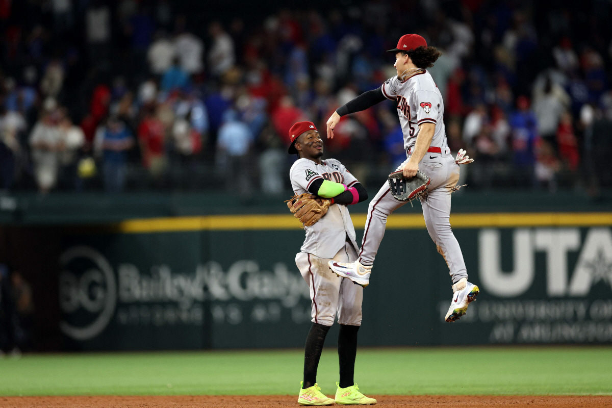 애리조나 헤랄도 페르도모(왼쪽)와 알렉 토마스가 지난 29일(한국시각) 월드시리즈 2차전을 이긴 뒤 세리머니를 하고 있다. AFP연합뉴스