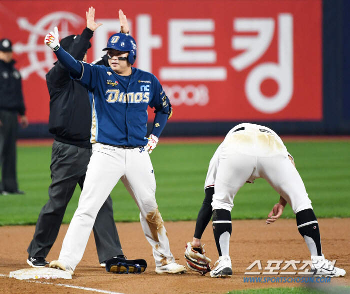 FA로만 148억 번 특급 3루수, 믿을 수 없는 '이지 플라이' 실책.…