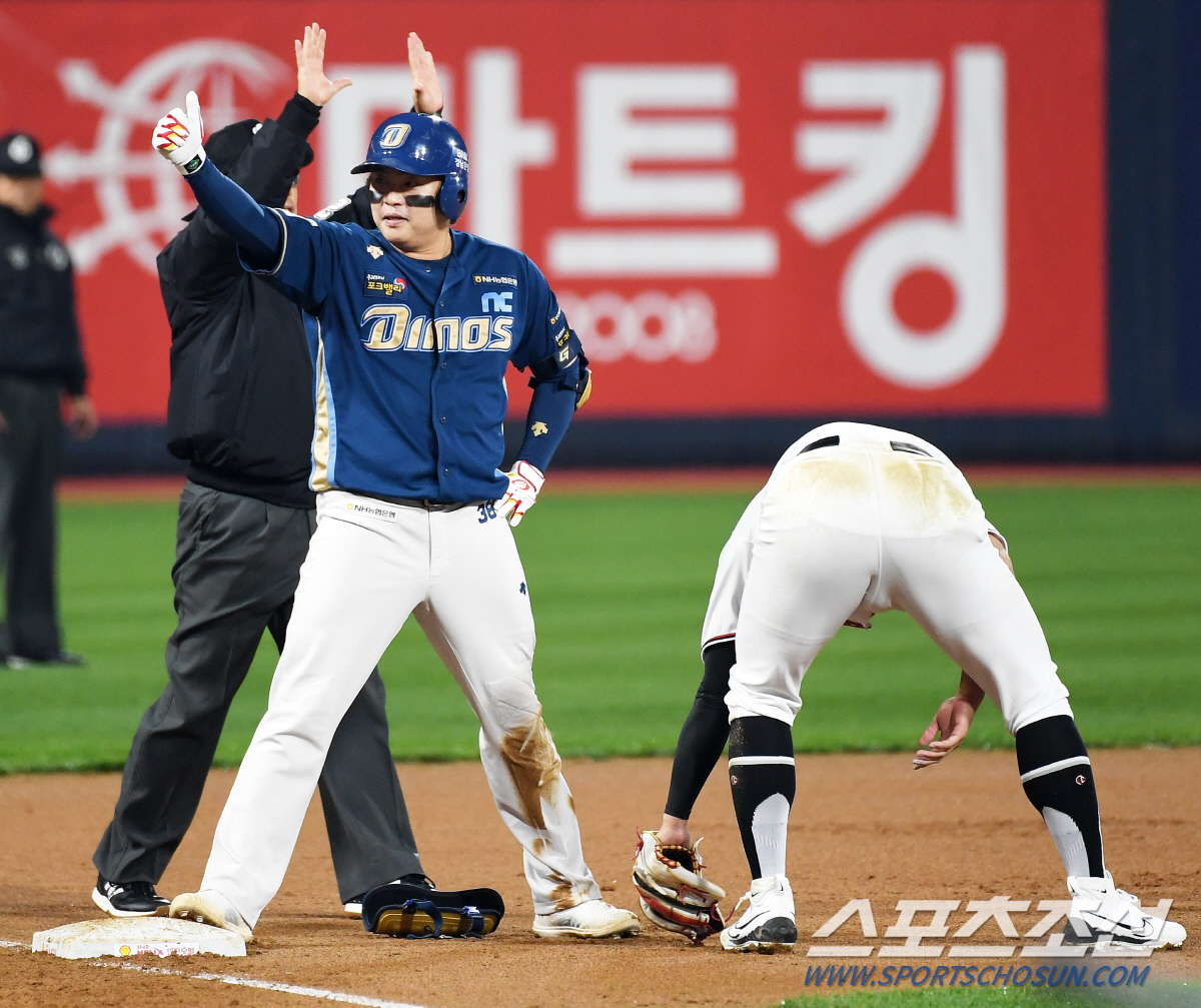 FA로만 148억 번 특급 3루수, 믿을 수 없는 '이지 플라이' 실책.…