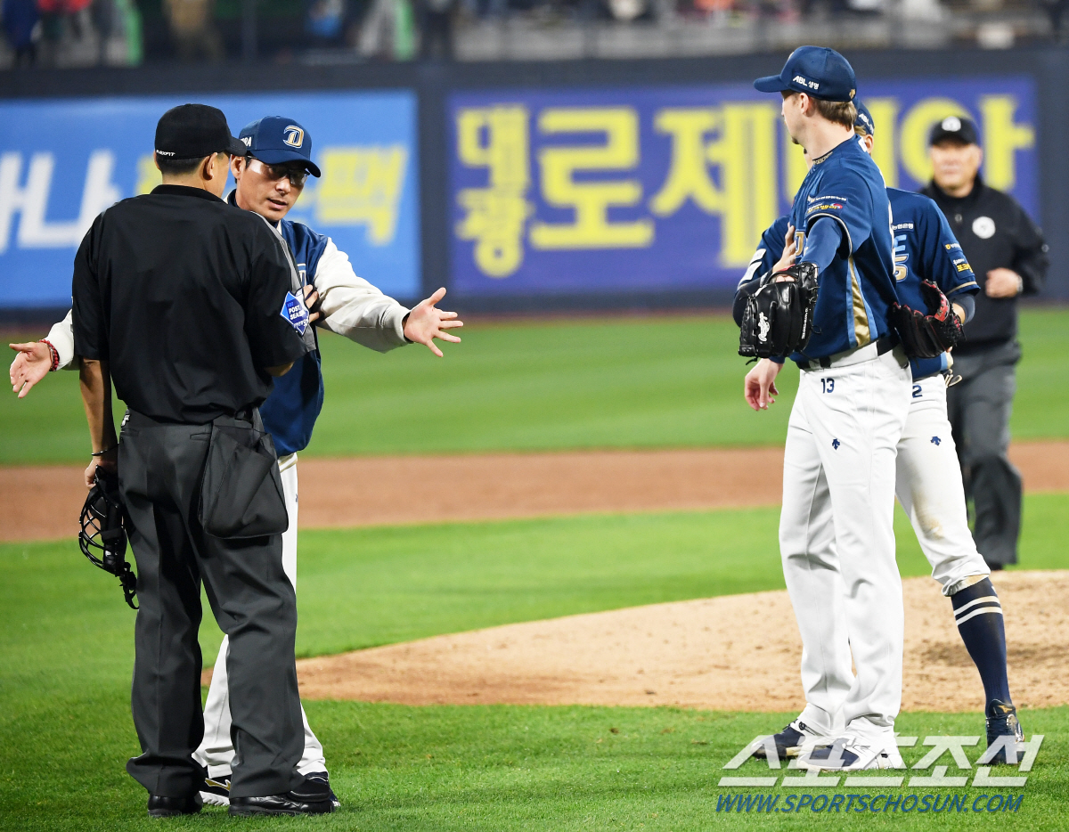 30일 수원KT위즈파크에서 열린 KT와 NC의 PO 1차전. 5회말 1사 KT 문상철과 풀카운트 승부 끝 볼넷을 허용한 NC 선발 페디가 스트라이크존에 대해 강하게 어필하자 달려나온 강인권 감독이 상황을 정리하고 있다. 수원=박재만 기자 pjm@sportschosun.com/2023.10.30/