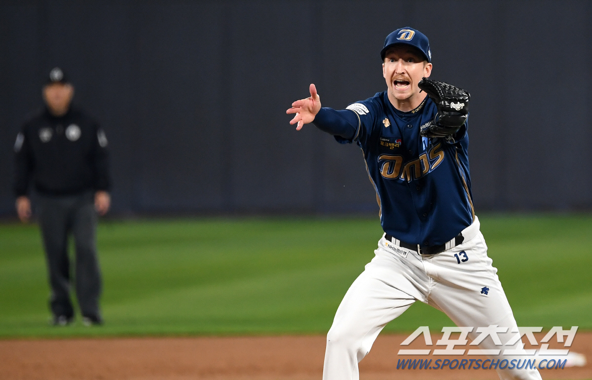 30일 수원KT위즈파크에서 열린 KT와 NC의 PO 1차전. 5회말 1사 KT 문상철과 풀카운트 승부 끝 볼넷을 허용한 NC 선발 페디가 스트라이크존에 대해 강하게 어필하고 있다. 수원=박재만 기자 pjm@sportschosun.com/2023.10.30/